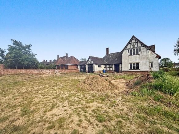 4 bed property, in Rushmere Road, £700,000