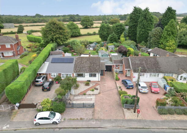 2 bed property, in Woodhouses Road, £325,000