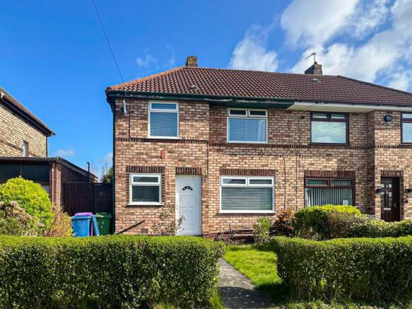 3 bed property, in Faringdon Close, £180,000