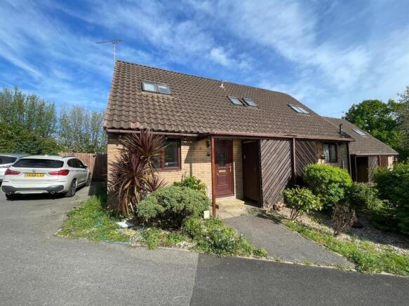 2 bed property, in Robins Court, £200,000