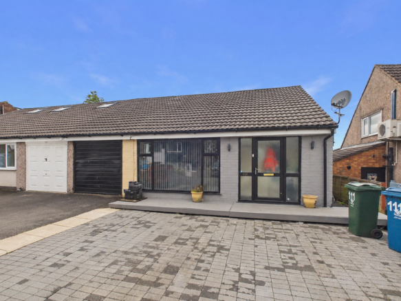 3 bed property, in Pasturelands Drive, £255,000