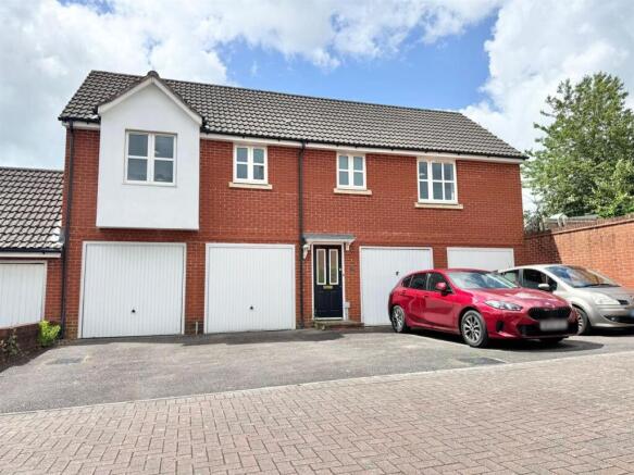 2 bed property, in Mercers Close, £200,000