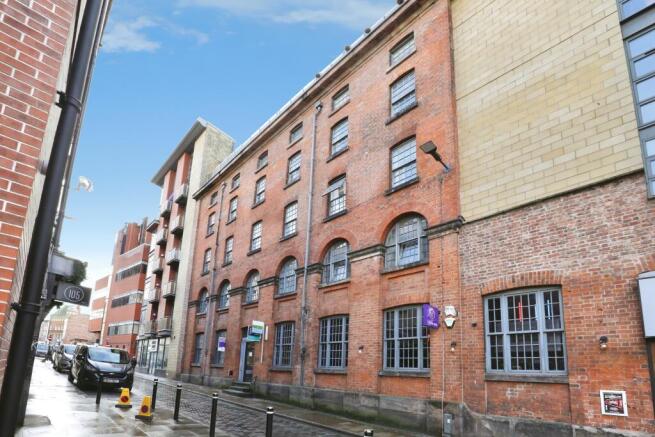 1 bed property, in Wood Street, £105,000