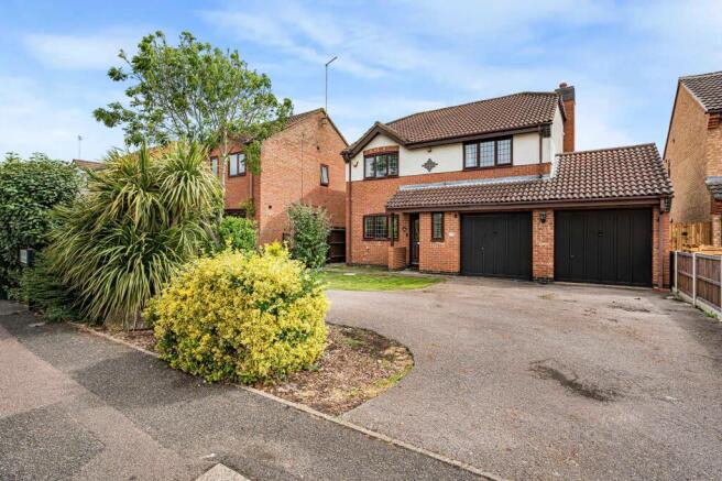 4 bed property, in Lake Way, £475,000