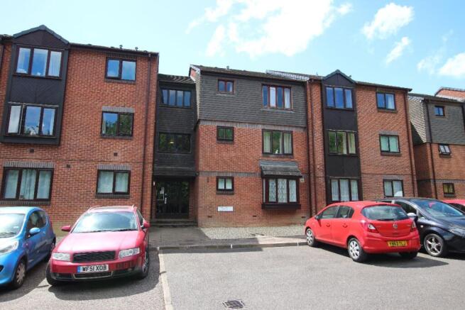 1 bed property, in Kinnerton Way, £75,000