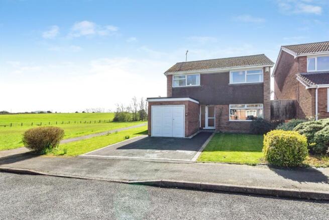 4 bed property, in Aldbury Close, £300,000