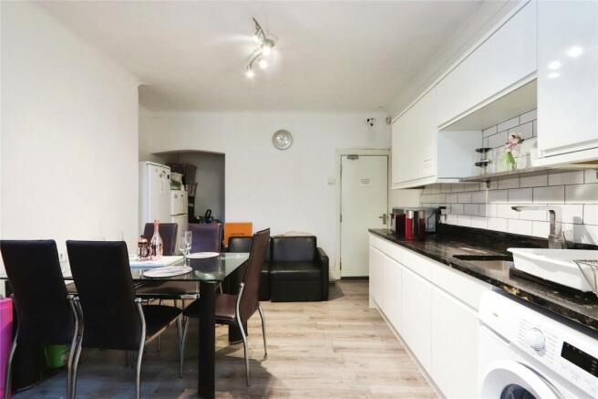 4 bed property, in Queens Road, £230,000