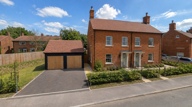 4 bed property, in Mill Green Lane, £750,000