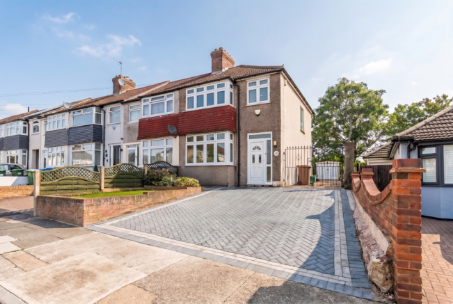 2 bed property, in Leckwith Avenue, £425,000