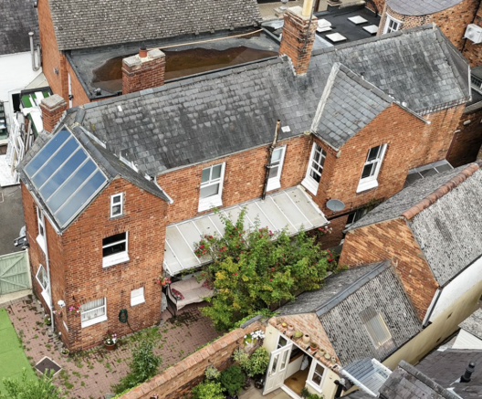 5 bed property, in High Street, £325,000
