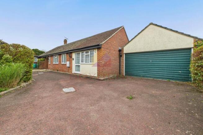 4 bed property, in Sterling Close, £450,000