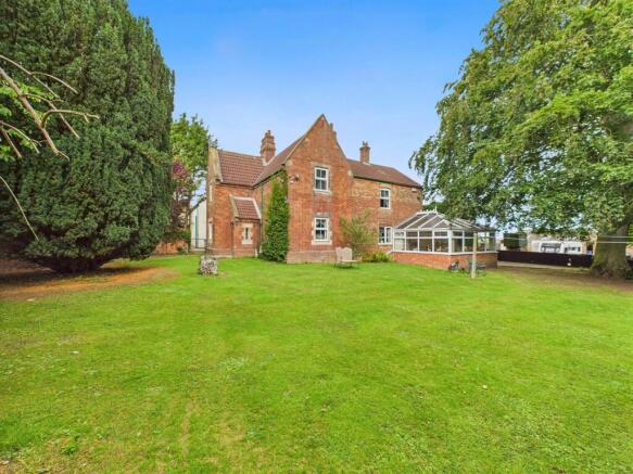6 bed property, in Main Road, £750,000