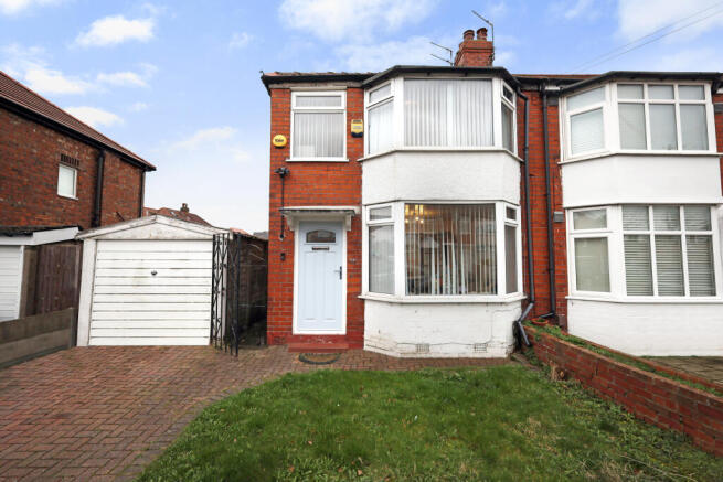 2 bed property, in St. Davids Road, £240,000