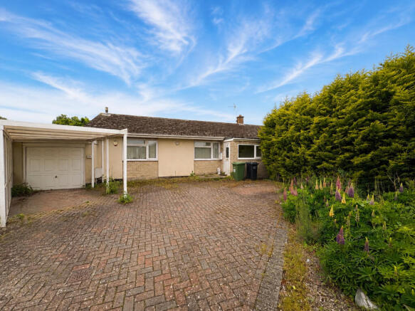 3 bed property, in Walkers Green, £300,000