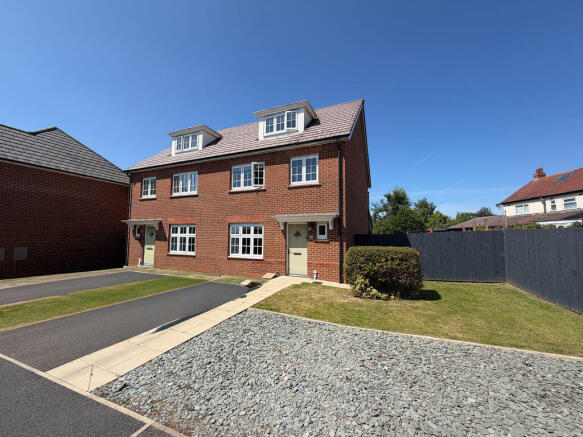 4 bed property, in A MUST VIEW - Garratt Close, £375,000