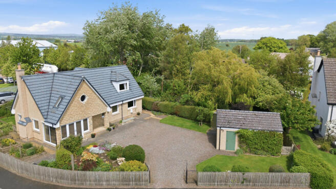 4 bed property, in Stable Park, £400,000