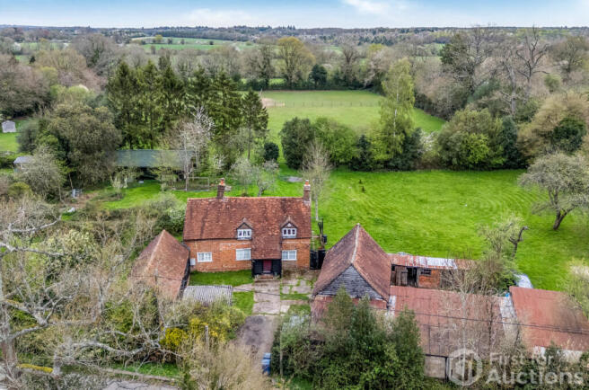 4 bed property, in Bellingdon, £590,000
