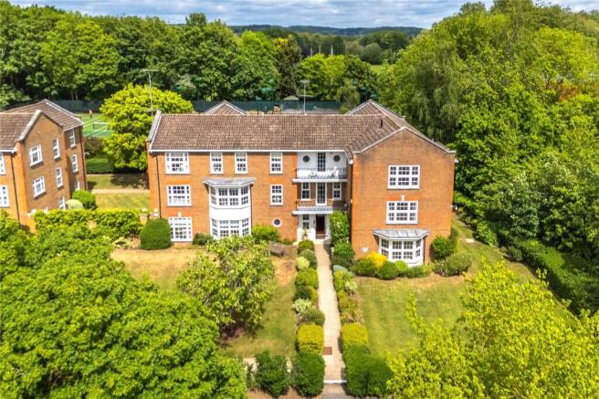 2 bed property, in Phyllis Court Drive, £825,000