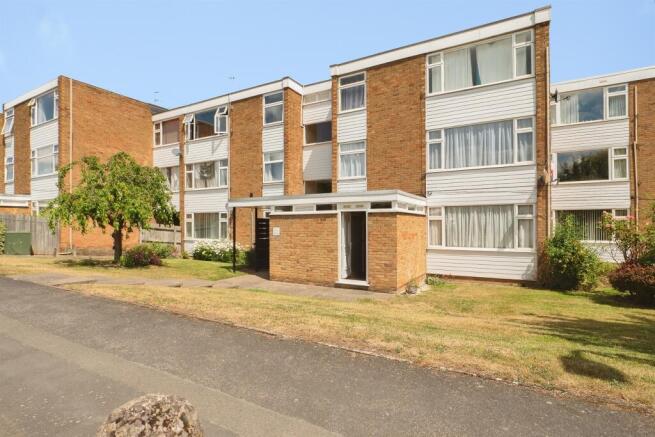 2 bed property, in Griffin Close, £120,000