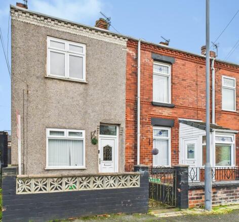 2 bed property, in Chapel Street, £110,000