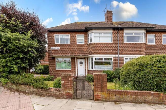 2 bed property, in Broadway West, £160,000
