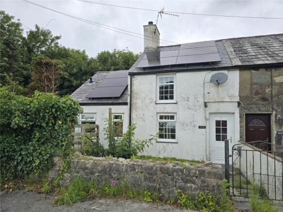2 bed property, in Llanwnda, £145,000