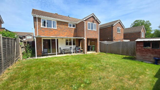 5 bed property, in Cedar Drive, £474,950