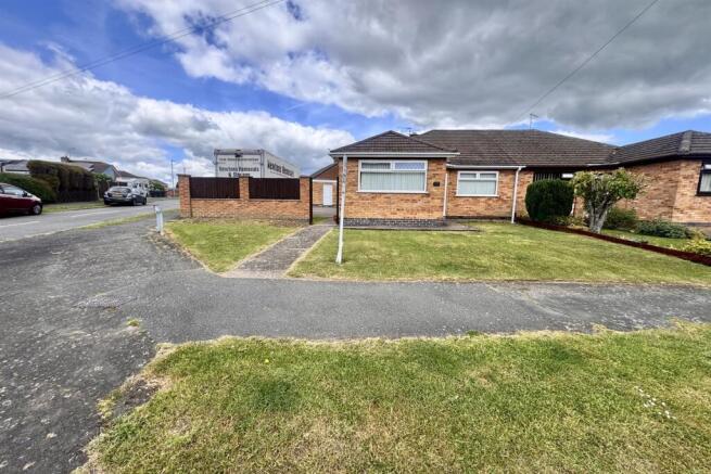 2 bed property, in Cedar Road, £260,000