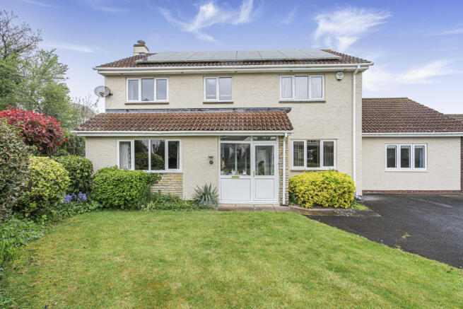 5 bed property, in Blenheim Close, £575,000