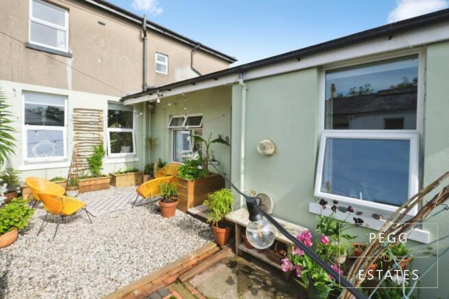 2 bed property, in Hyfield Gardens, £220,000