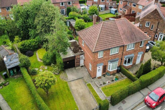 3 bed property, in Woodlea Avenue, £300,000