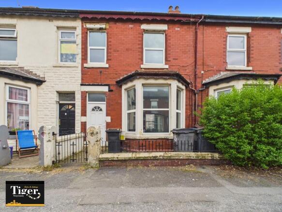 3 bed property, in Cunliffe Road, £70,000