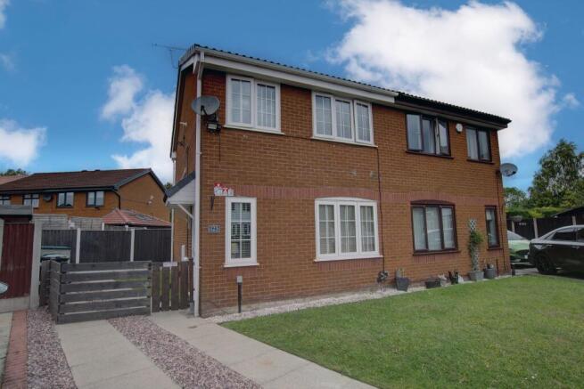 3 bed property, in Montrose Close, £230,000