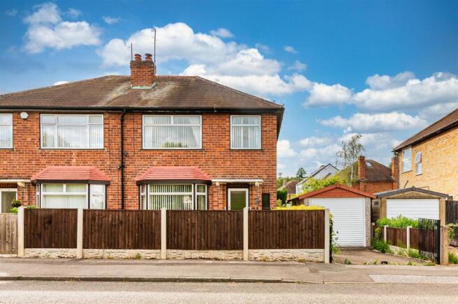 3 bed property, in Chesterfield Drive, £285,000