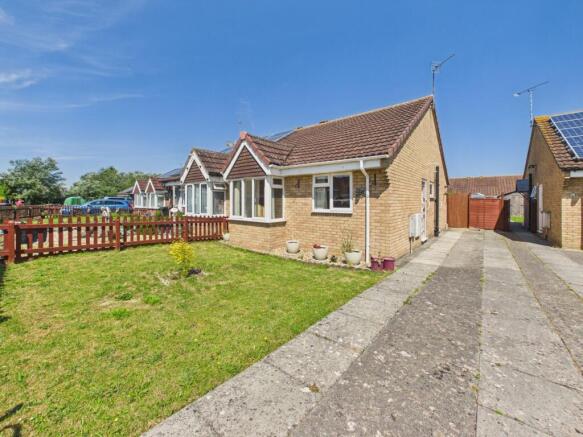 2 bed property, in Axe Close, £225,000