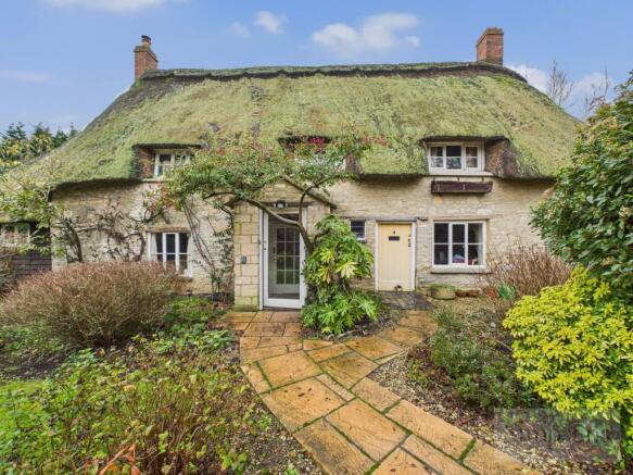3 bed property, in High Cogges, £390,000