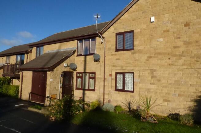 2 bed property, in Town Street, £141,995