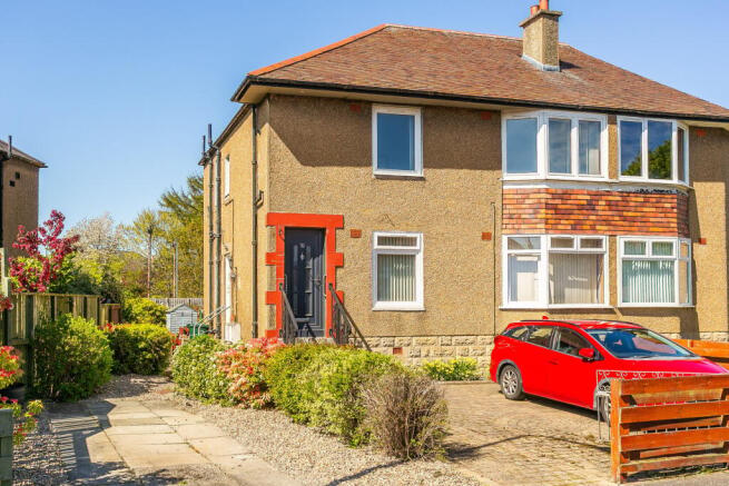 2 bed property, in Colinton Mains Road, £185,000