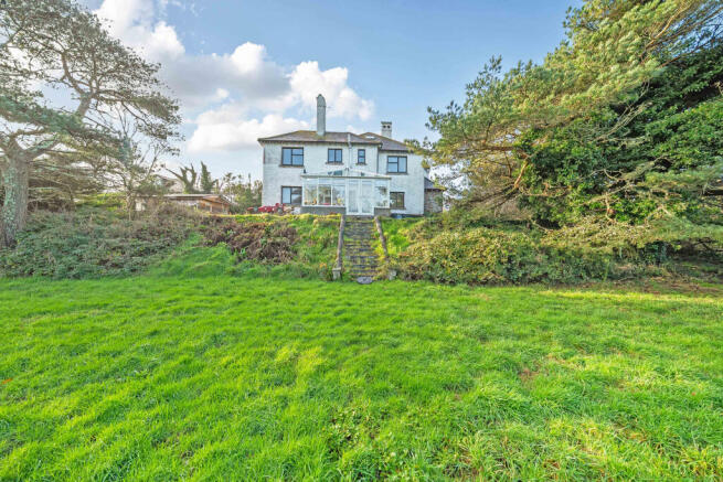 6 bed property, in Trevaunance Road, £900,000
