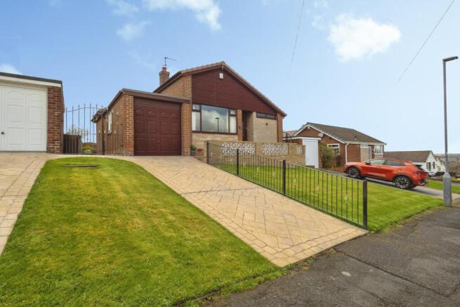 2 bed property, in Laburnum Avenue, £320,000