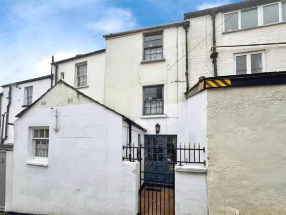 2 bed property, in Steep Street, £210,000