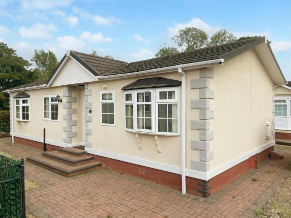 2 bed property, in Cleobury Road, £165,000