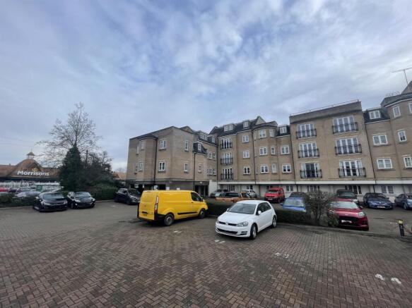 2 bed property, in Lake Street, £115,000