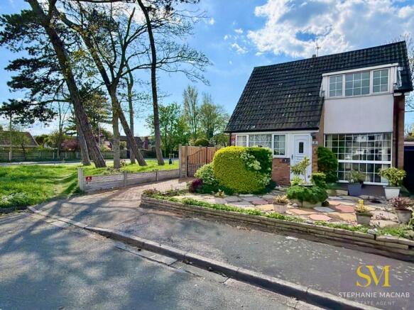 1 bed property, in Ashdale Close, £300,000