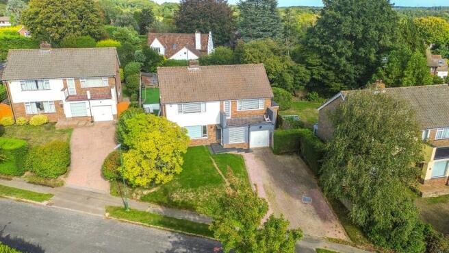 4 bed property, in Weald Rise, £800,000