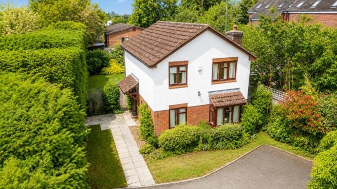 3 bed property, in Moorend Glade, £850,000