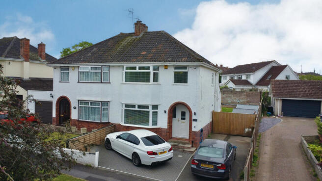 3 bed property, in 29 Brymore Close, £350,000