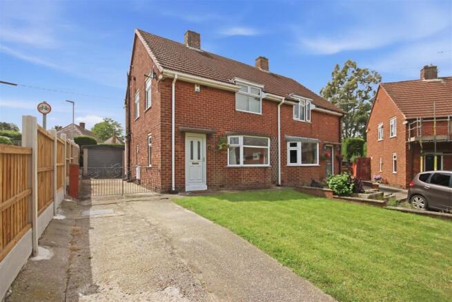 3 bed property, in Ringwood Avenue, £210,000