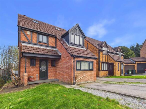 3 bed property, in Ellerton Way, £200,000