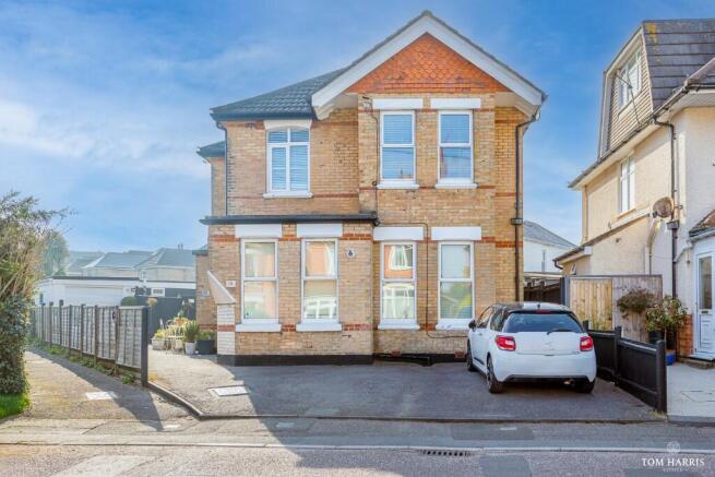 2 bed property, in Southbourne Road, £325,000